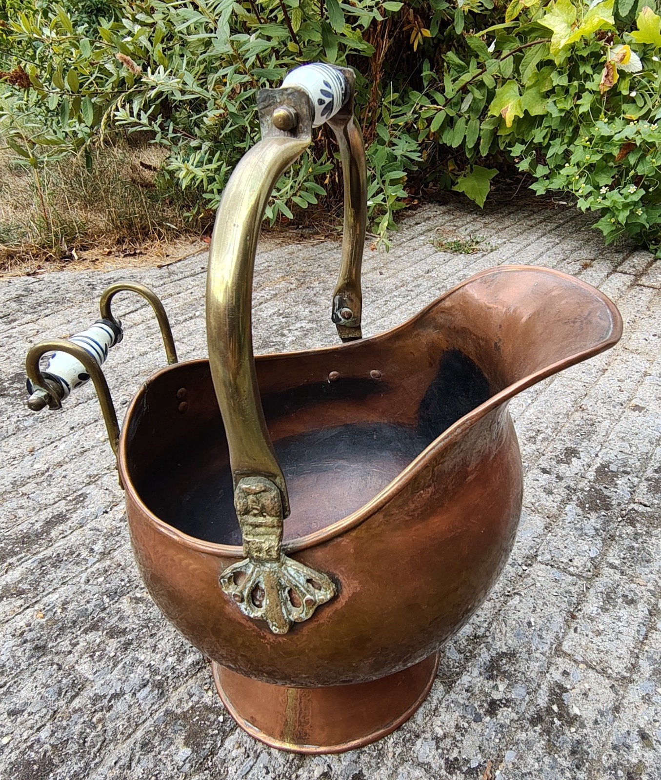 Antieke Koperen Kolenemmer met Porseleinen Handvatten, Ophalen of Verzenden, Koper