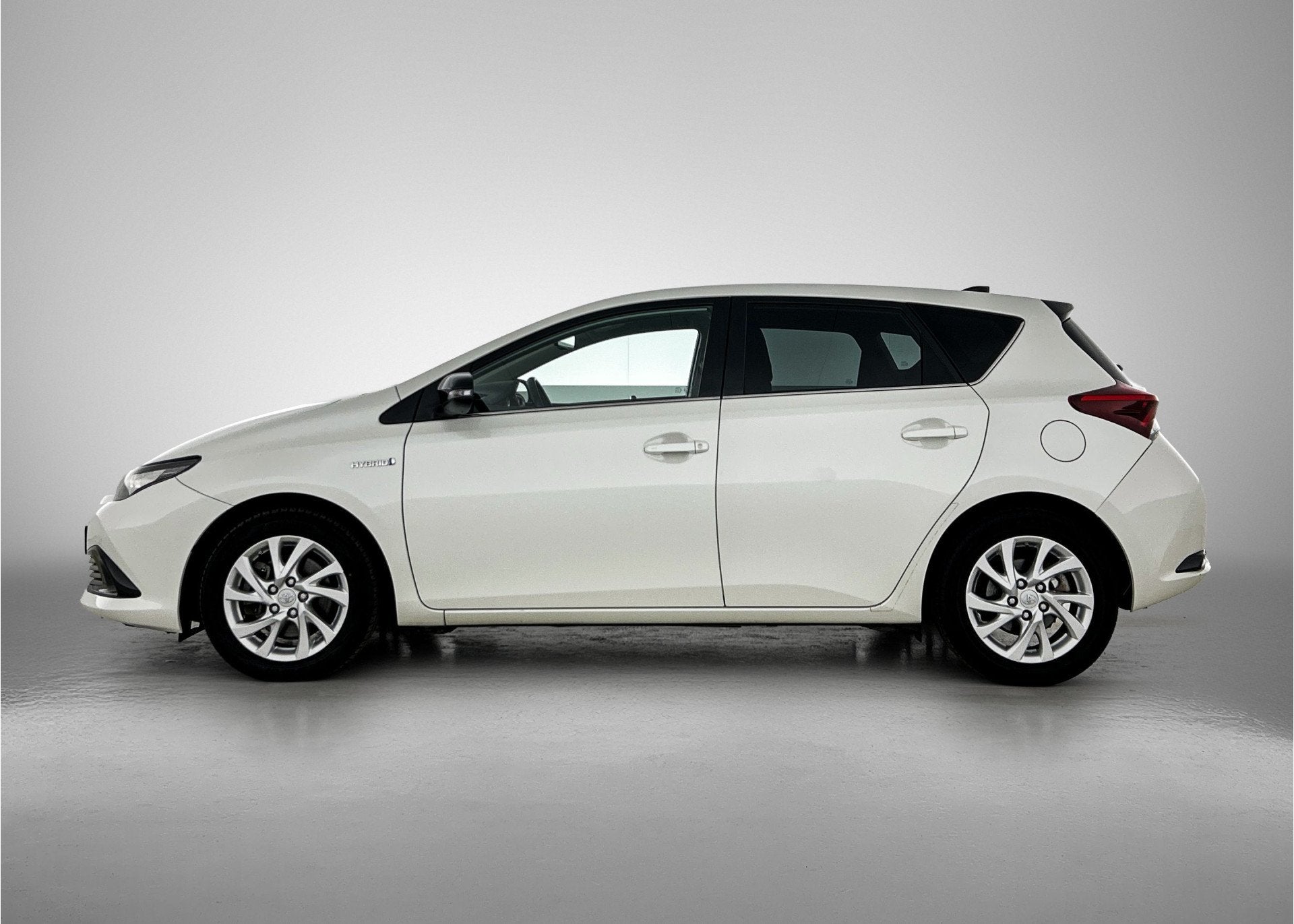 Toyota Auris 1.8 Hybrid Black Edition | Trekhaak | NL auto |, 12 maanden, Gebruikt, 4 cilinders, Wit