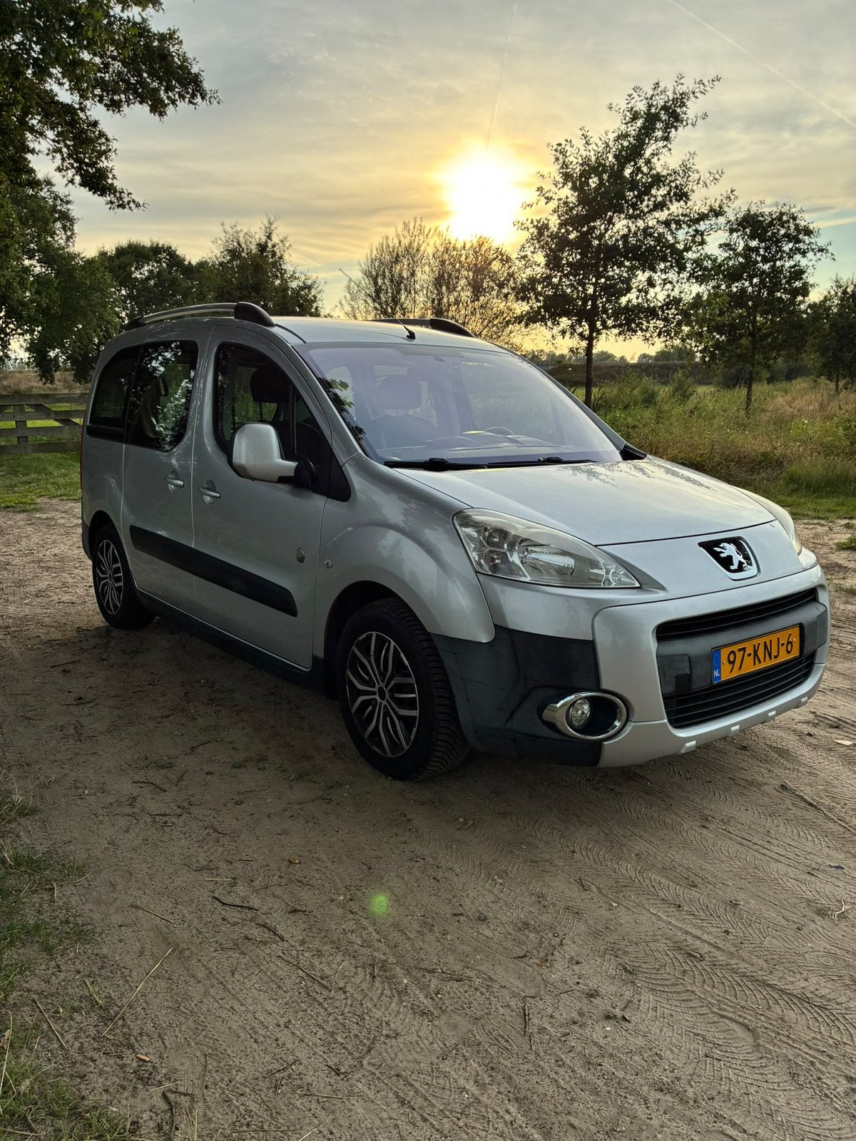 Peugeot Partner 1.6 Benzine Rolstoelauto | 151.598 km, Voorwielaandrijving, 4 cilinders, Origineel Nederlands, 75 €/maand