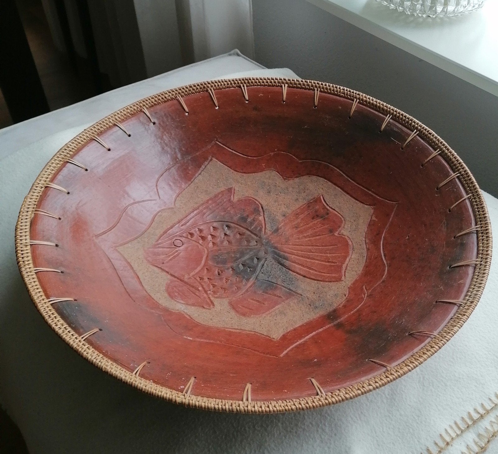 Grote decoratieve terracotta schaal met vismotief en rotan r, Antiek en Kunst, Ophalen of Verzenden