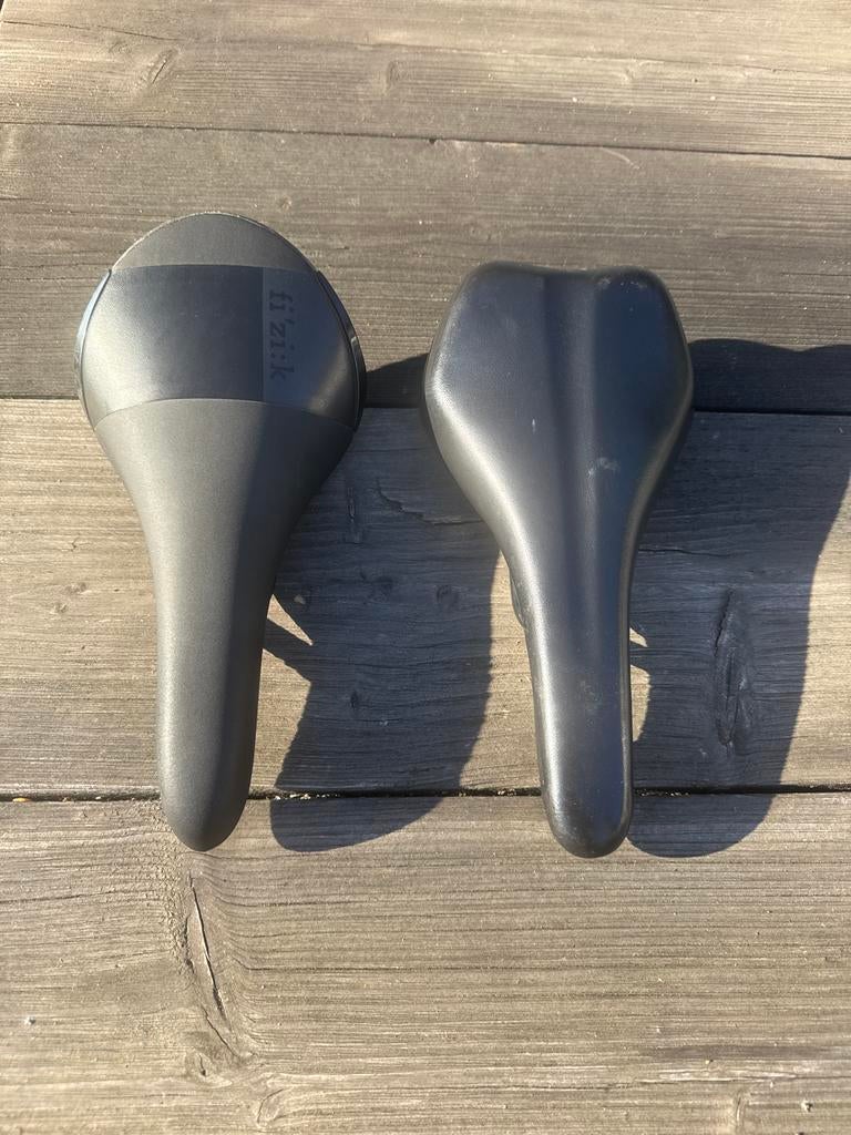 Twee fietszadels: Selle Royal en Fizik, Fietsen en Brommers, Fietsonderdelen, Ophalen of Verzenden, Gebruikt, Zadel