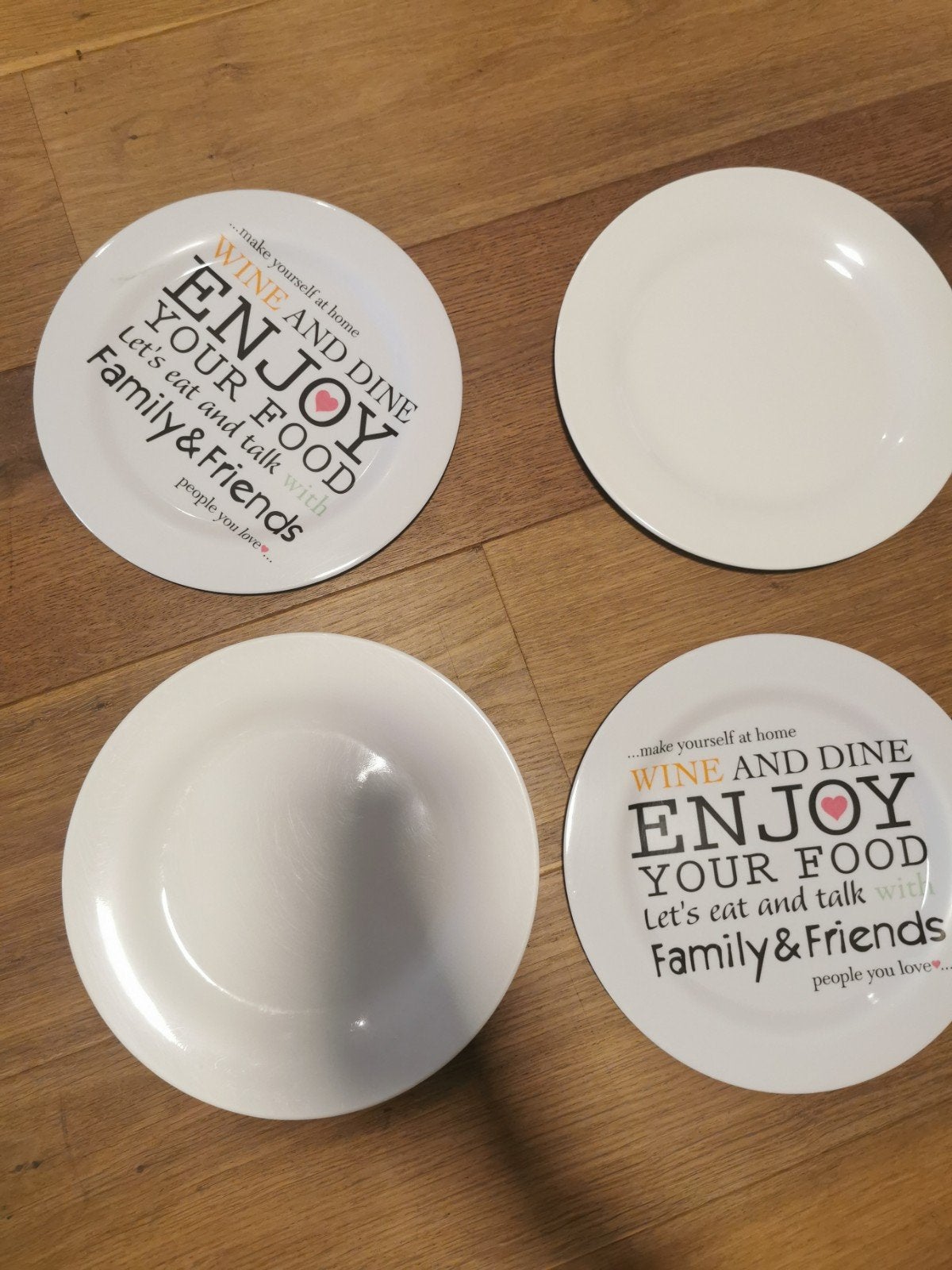 4 borden en 4 plastic glazen - Camping servies, Caravans en Kamperen, Ophalen, Gebruikt