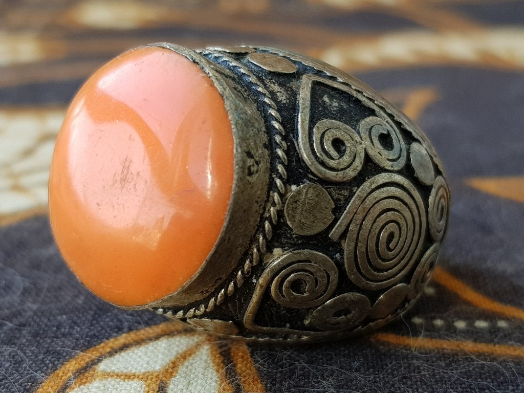 Mooie oude zilverbrons ring uit Nepal met een steen., Antiek en Kunst, Kunst | Niet-Westerse kunst, Sieraad, Overige herkomsten