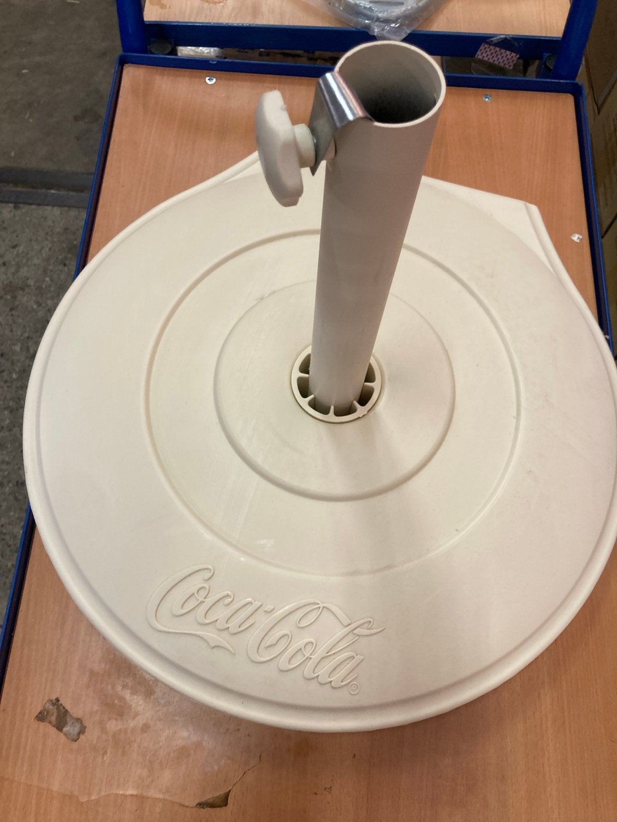 Parasolvoet Coca-Cola - 50cm doorsnee, 35cm paal, Tuin en Terras, Gebruikt, Ophalen of Verzenden, Parasolvoet, Nvt