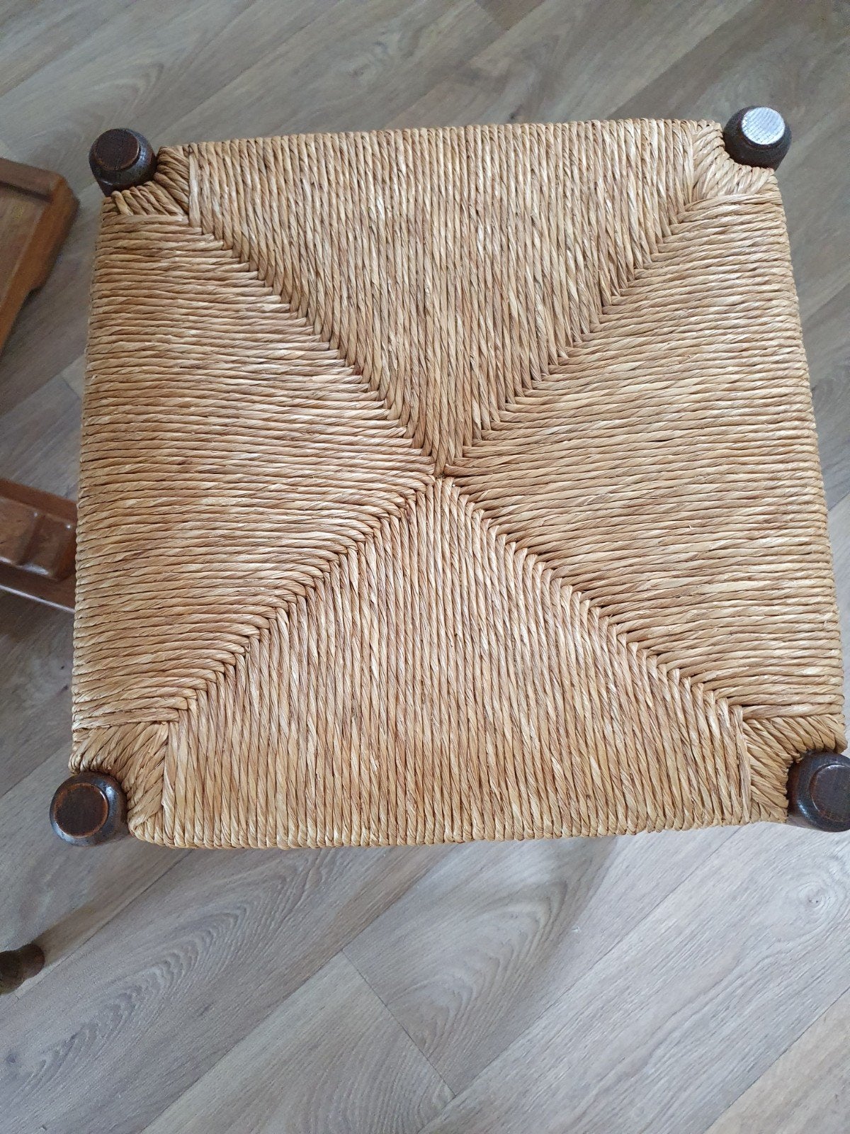 2  eikenhouten stoelen en krukje., Ophalen, Gebruikt, Minder dan 4 stoelen