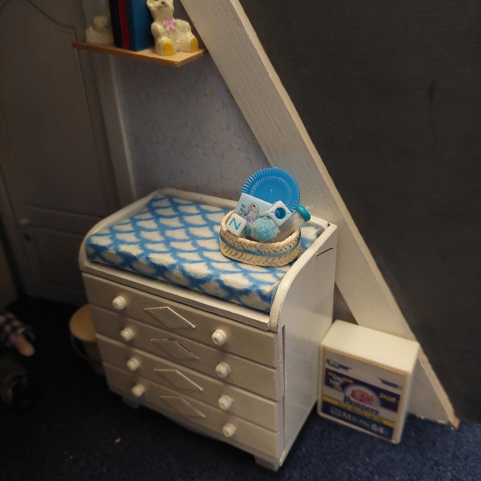gevuld baby mandje voor poppenhuis, Verzamelen, Poppenhuizen en Toebehoren, Ophalen of Verzenden, Poppenhuis