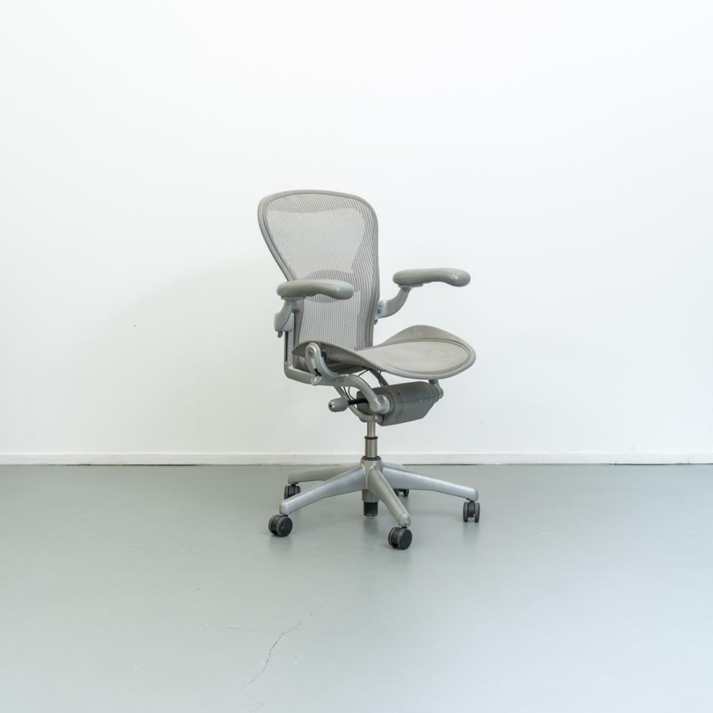 1x Herman Miller Aeron Bureaustoel Mineral/Satijn - maat B, Niet ingevuld, Niet ingevuld, Ophalen of Verzenden, Zo goed als nieuw