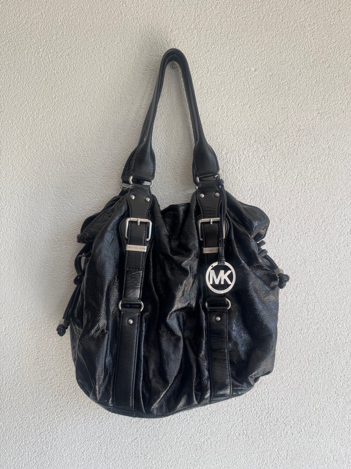 Michael Kors zwarte lak leren grove schouder tas met gespen, Zwart, Zo goed als nieuw, Michael Kors, Michael Kors