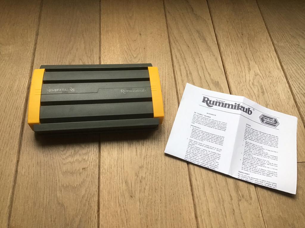 Rummikub original kleine stenen reisspel in houder compleet, Ophalen of Verzenden, Zo goed als nieuw