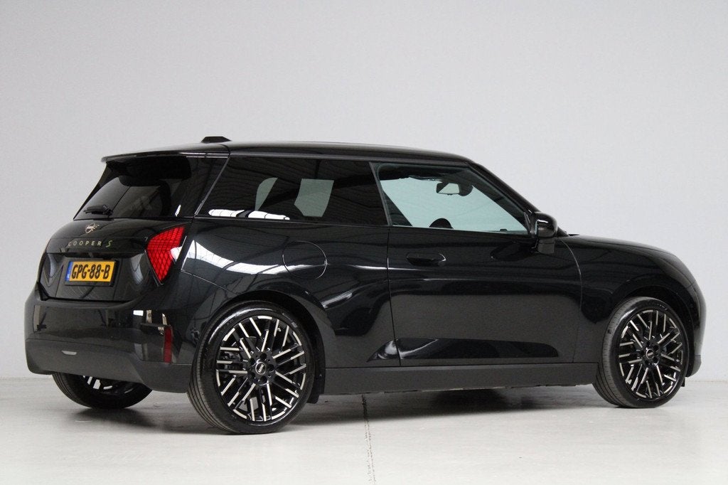 Mini Cooper Electric SE Favoured M 54.2 kWh | panoramadak |, 402 km, Gebruikt, 4 stoelen, Blauw