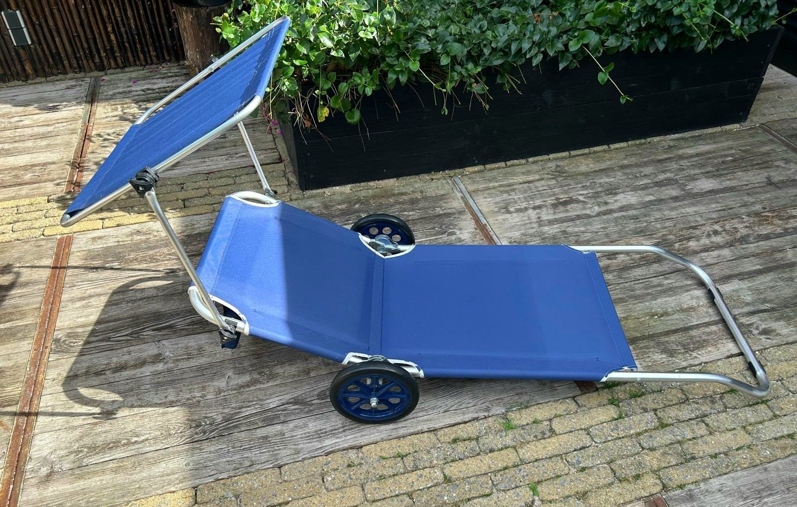 ​Handige strandstoel met wielen en zonnescherm in blauw, Tuin en Terras, Ophalen, Gebruikt, Metaal, Inklapbaar