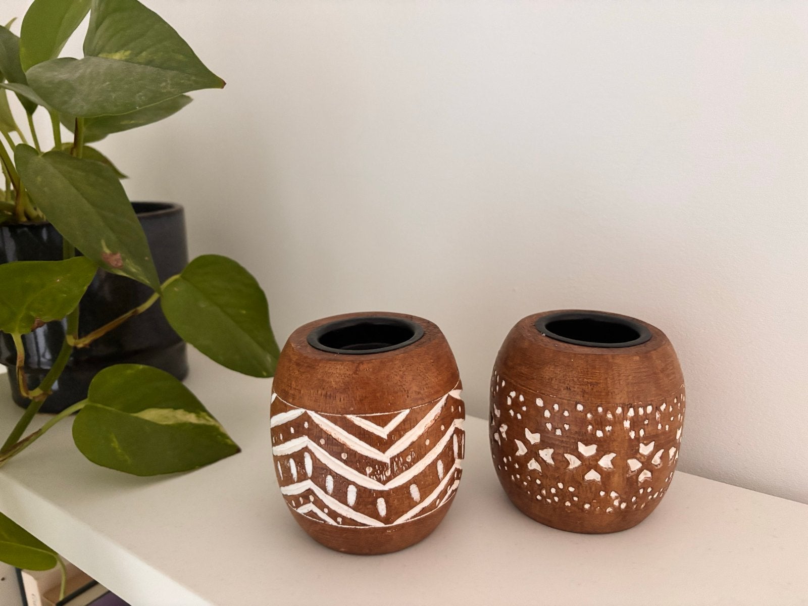 Set van 2 houten kaarsenstandaarden met etnisch patroon, Bruin, Waxinelichthouder, Ophalen of Verzenden, Zo goed als nieuw