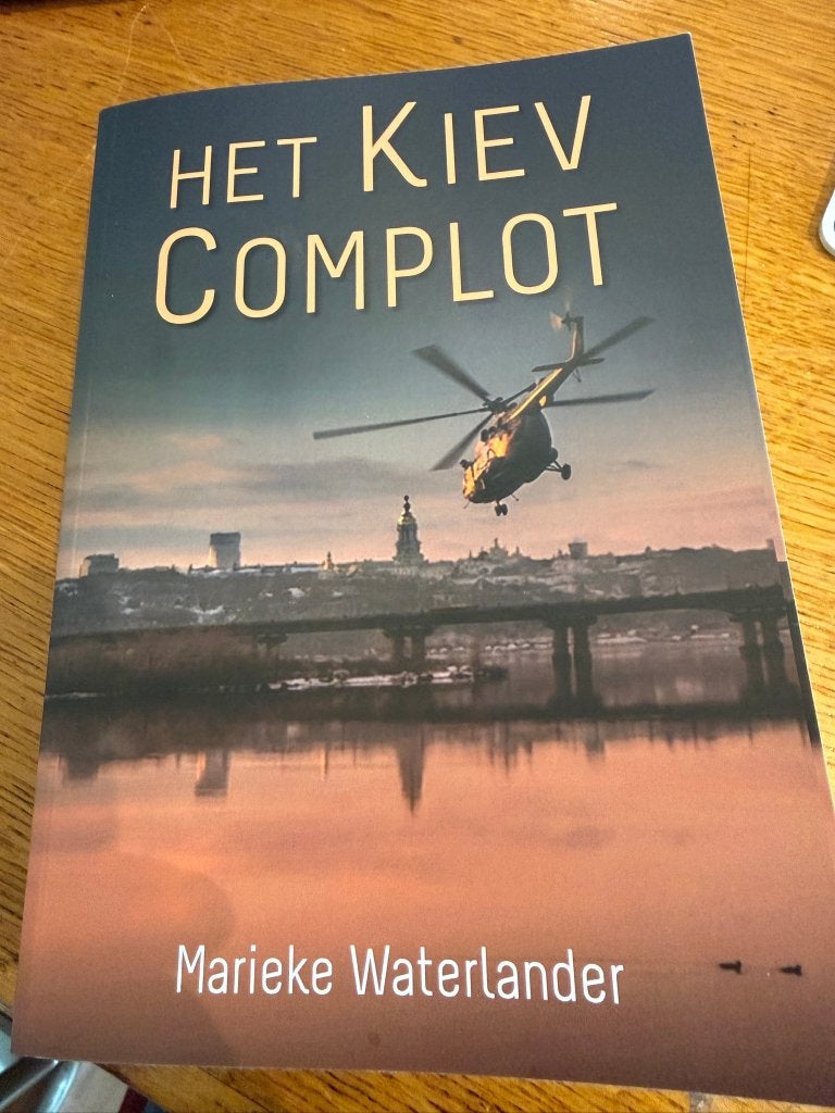 Het Kiev Complot, Ophalen of Verzenden, Zo goed als nieuw, Marieke Waterlander, Nederland
