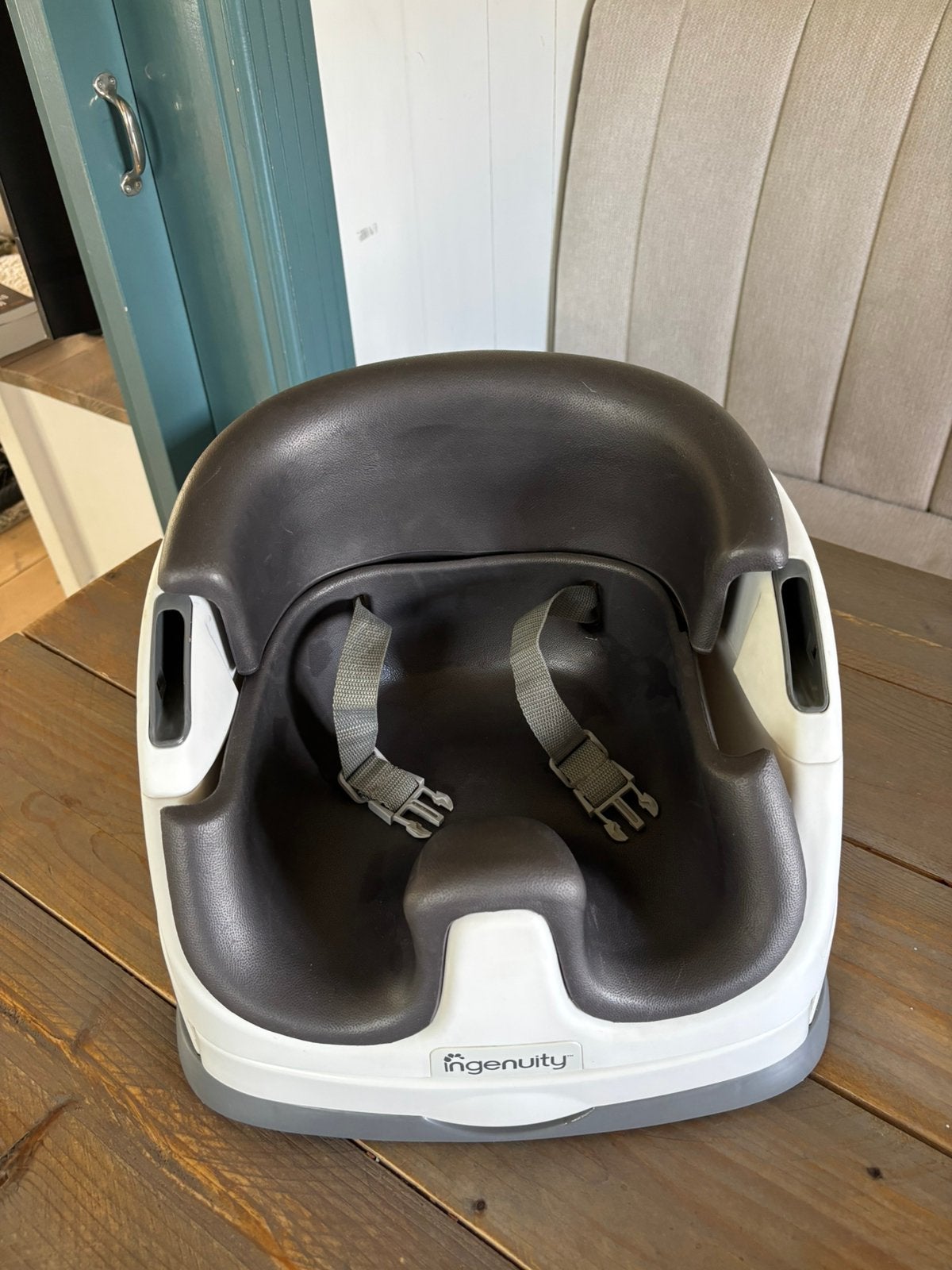 Ingenuity Baby Base 2-in-1 Booster met Tray, Ophalen of Verzenden, Gebruikt, Overige typen, Afneembaar eetblad