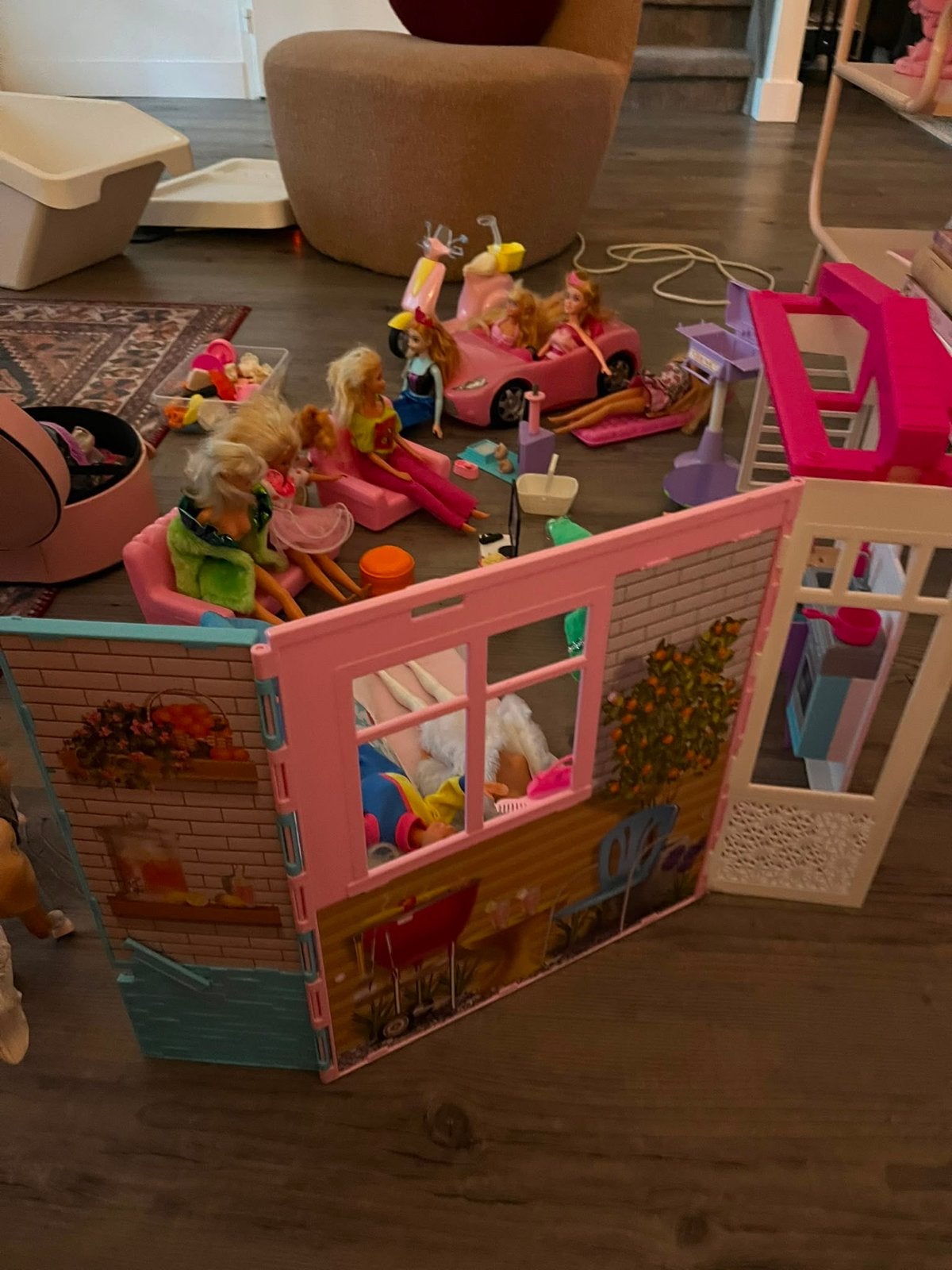 Grote Barbie set met huis, auto, scooter en veel poppen, Ophalen of Verzenden, Gebruikt, Barbie