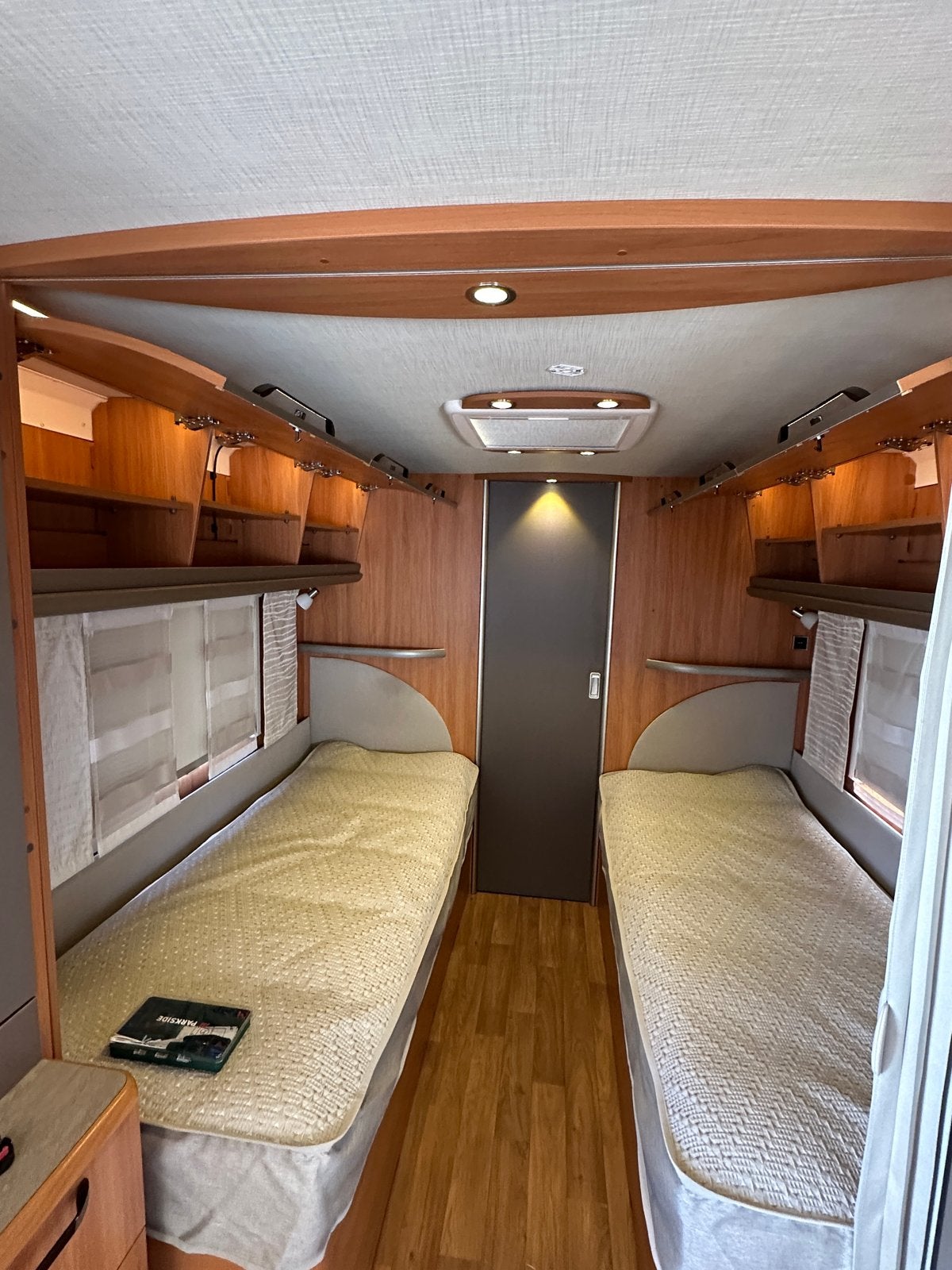 Foto 5 van Hymer Eriba Nova GL 580- Luxe caravan met enkele bedden