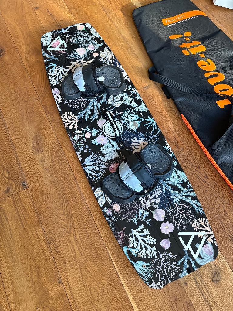 Brunotti Riptide Women — twintip 133x39, Watersport en Boten, Kitesurfen, Twintip, Kiteboard, Ophalen of Verzenden, Zo goed als nieuw