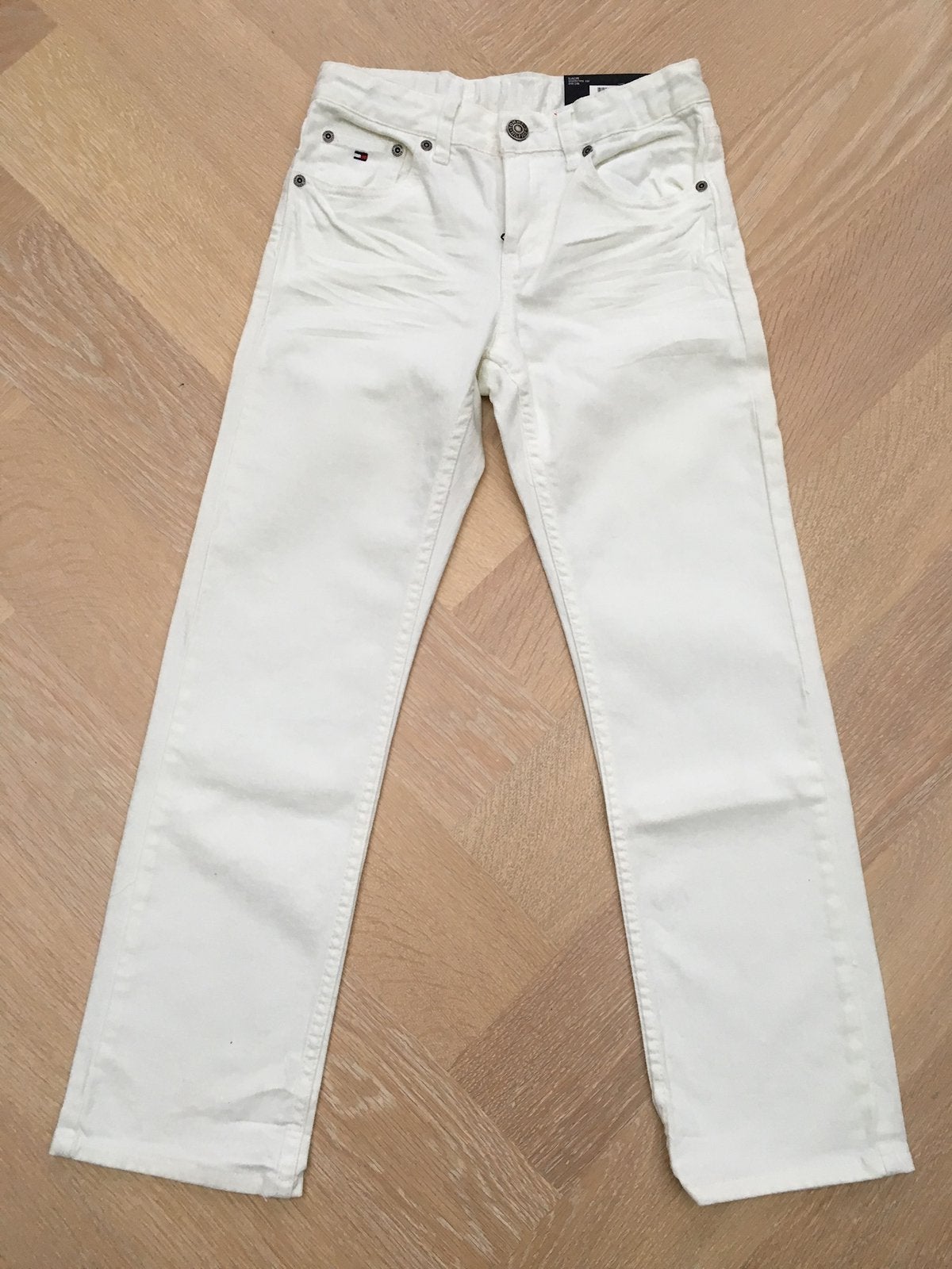 NIEUW: Witte broek van Tommy Hilfiger. Maat 140 / 10 jaar, Ophalen of Verzenden, Nieuw, Jongen, Broek