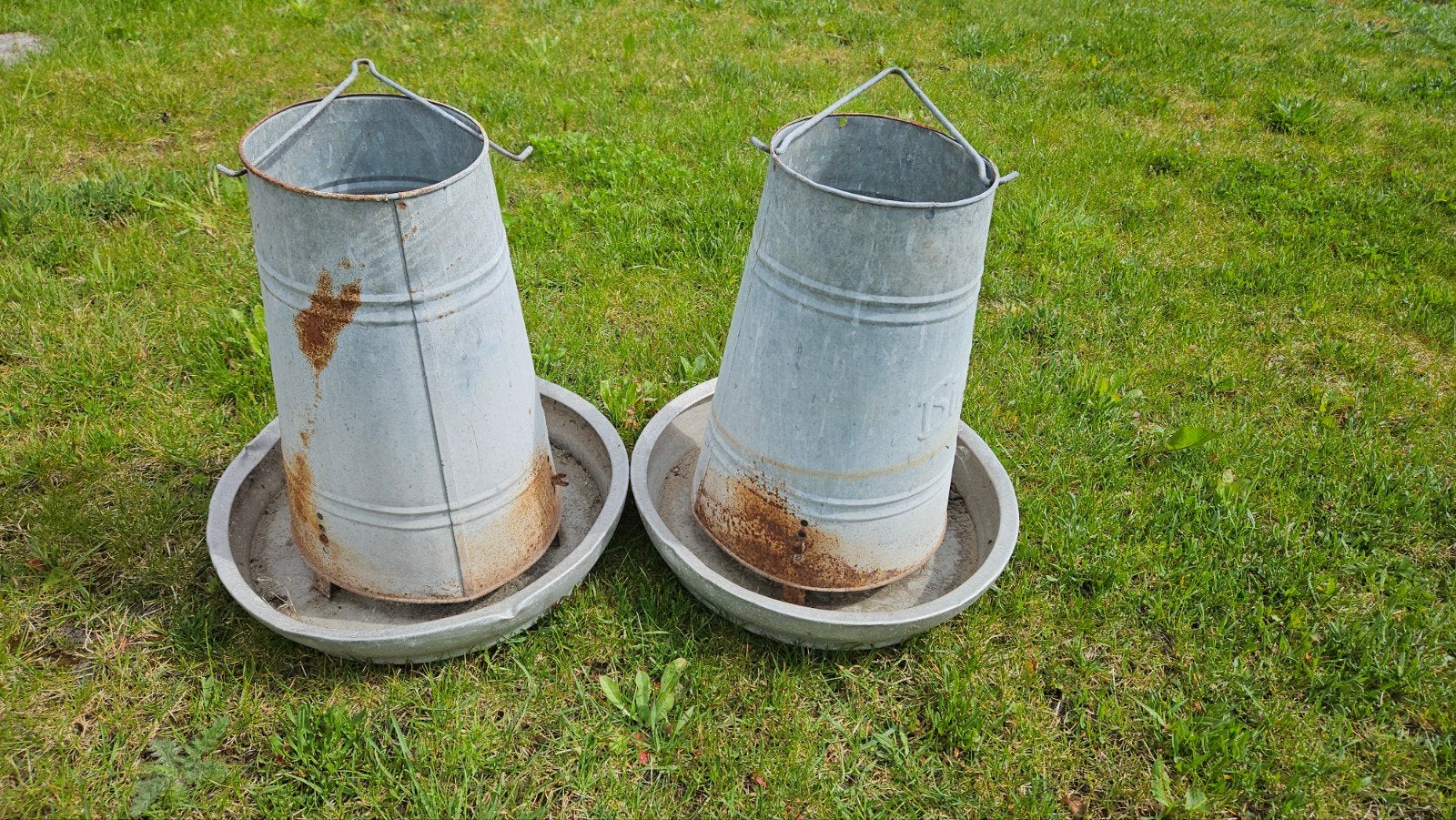 Voerderbakken voor kippen of planten in te zetten, Ophalen