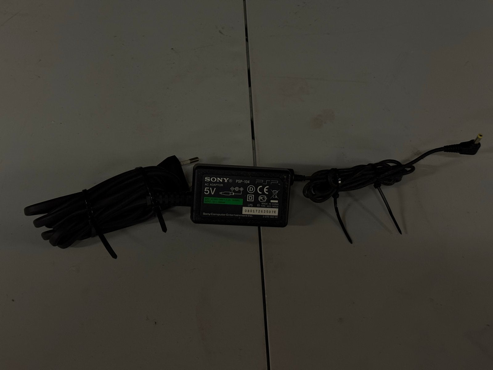 Originele Sony PSP-104 Oplader - 5V 2000mA AC Adapter, Spelcomputers en Games, Ophalen of Verzenden, Zo goed als nieuw, PSP, Accu of Oplader