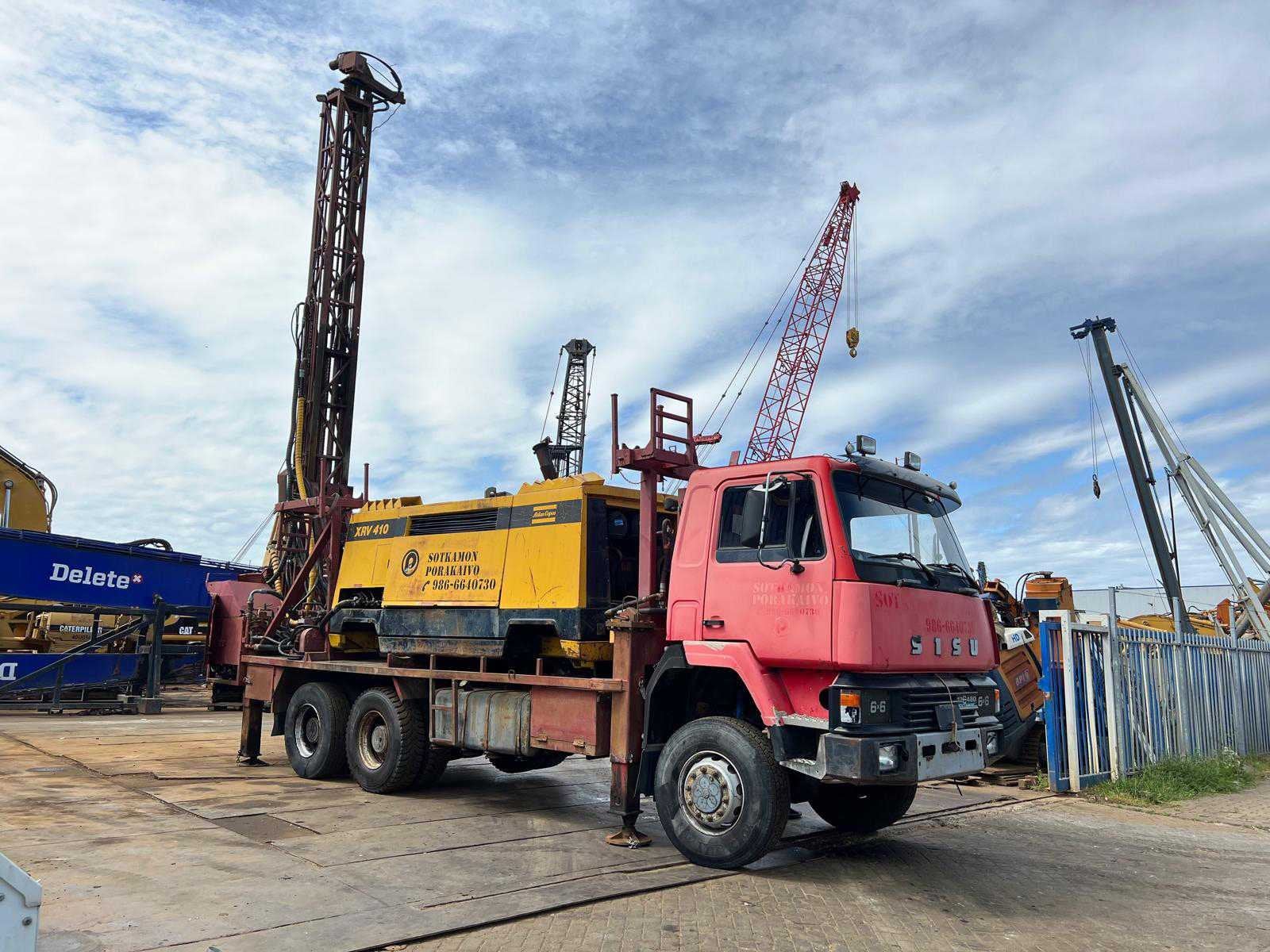 Sisu 12E480 6x6 Waterputboormachine Atlas Copco XRV410, Auto's, Overige merken, Overige brandstoffen, Bedrijf, Te koop