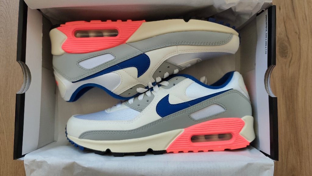 Nike Air Max 90 QS Ultramarine (2026), maat 42, Kleding | Heren, Schoenen, Overige kleuren, Nike, Nieuw, Ophalen of Verzenden