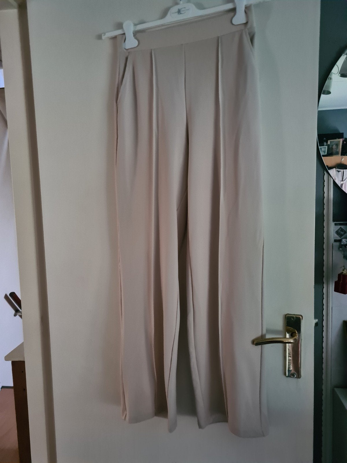 Lange beige pantalon met wijde pijpen - Maat S/M, Ophalen of Verzenden, Zo goed als nieuw, Beige, Lang