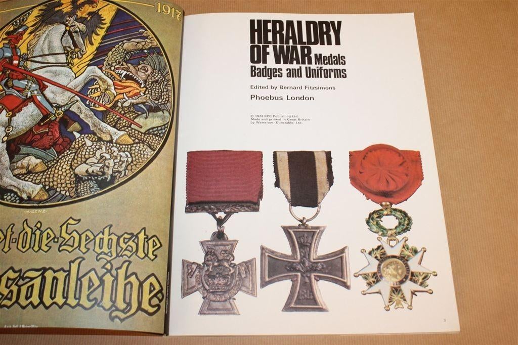 Heraldry of War — Purnell's Medals, Badges & Uniforms [EN], Ophalen of Verzenden, Tweede Wereldoorlog, Gelezen, Overige onderwerpen