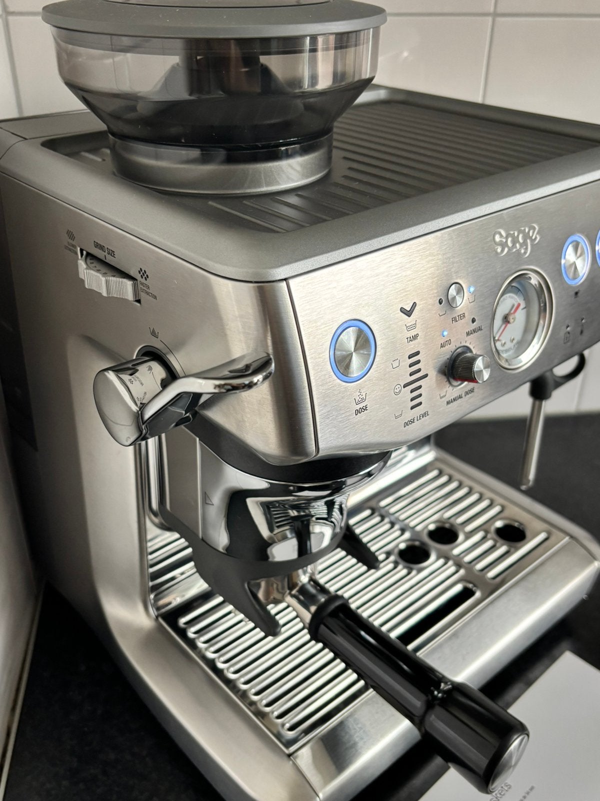 Sage Barista Express Impress – Zeer goede staat – Compleet, Witgoed en Apparatuur, Koffiezetapparaten, Ophalen, Espresso apparaat