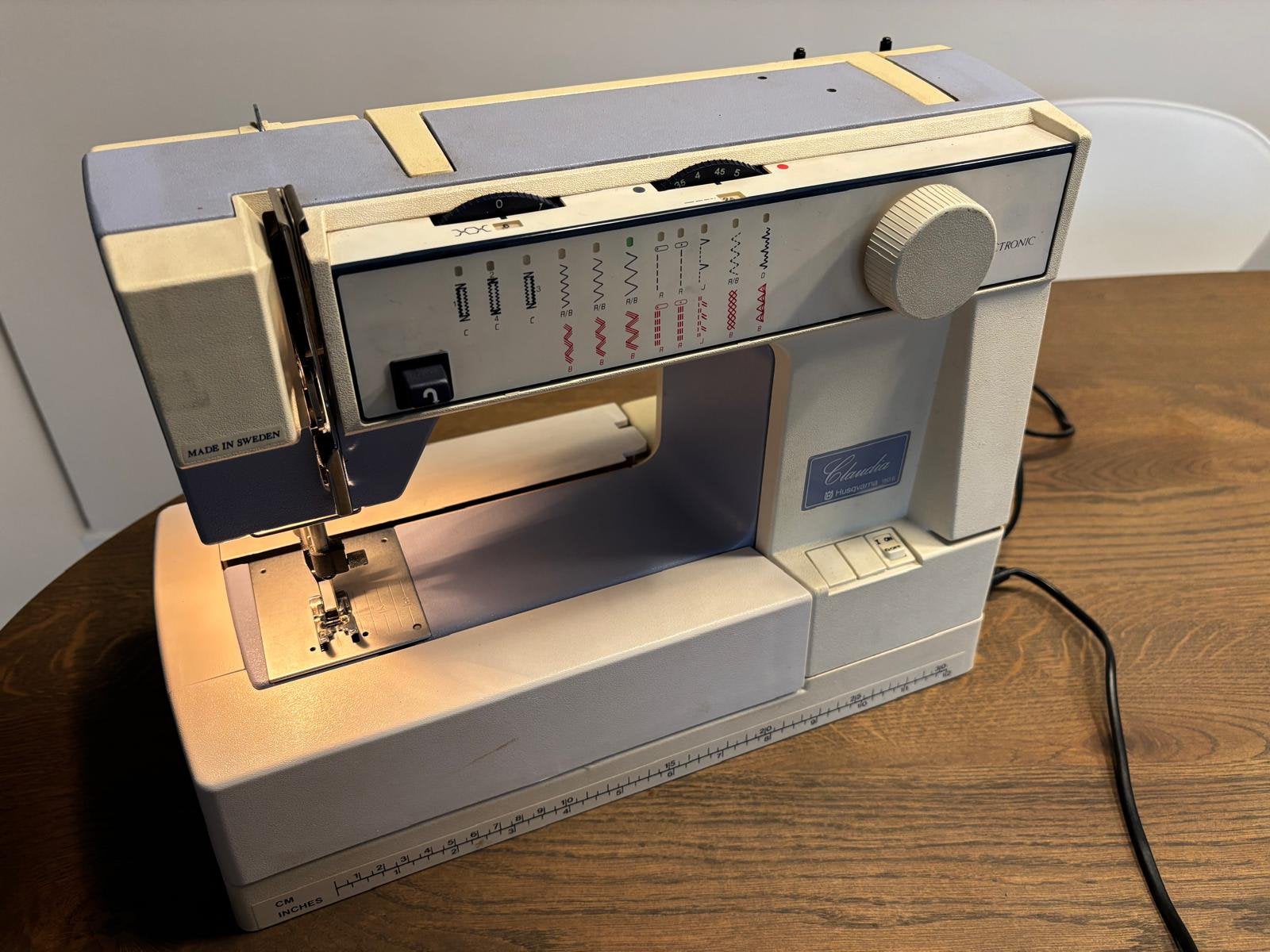 Naaimachine Husqvarna Claudia 150E met handleiding, Ophalen, Zo goed als nieuw, Naaimachine, Husqvarna
