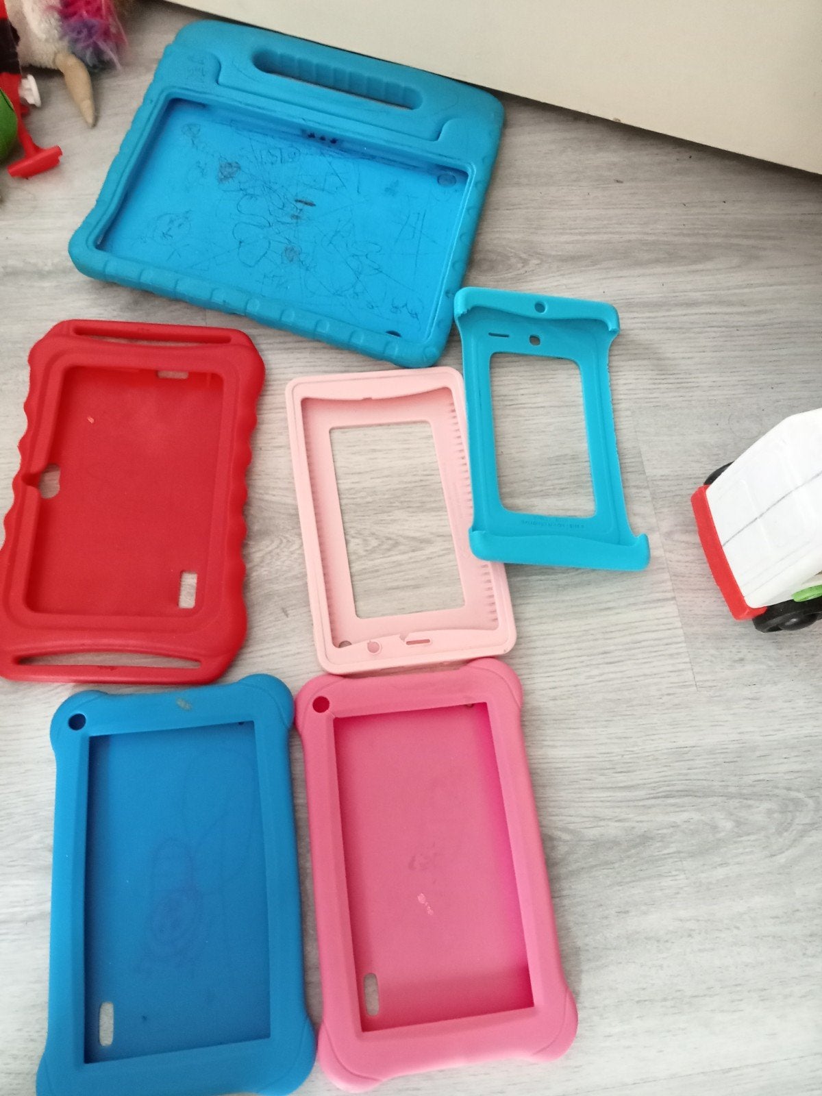 Diverse tablet hoezen en bescherming - Gebruikt, Computers en Software, Ophalen of Verzenden, Gebruikt, 7 inch of minder, Bescherming voor- en achterkant