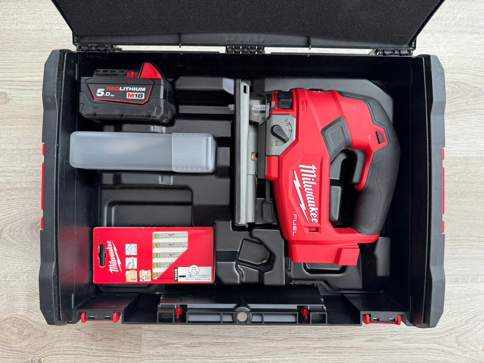 Milwaukee decoupeerzaag (M18-FJS) incl. accu, HD box & zagen, Doe-het-zelf en Verbouw, Gereedschap | Zaagmachines, Ophalen of Verzenden