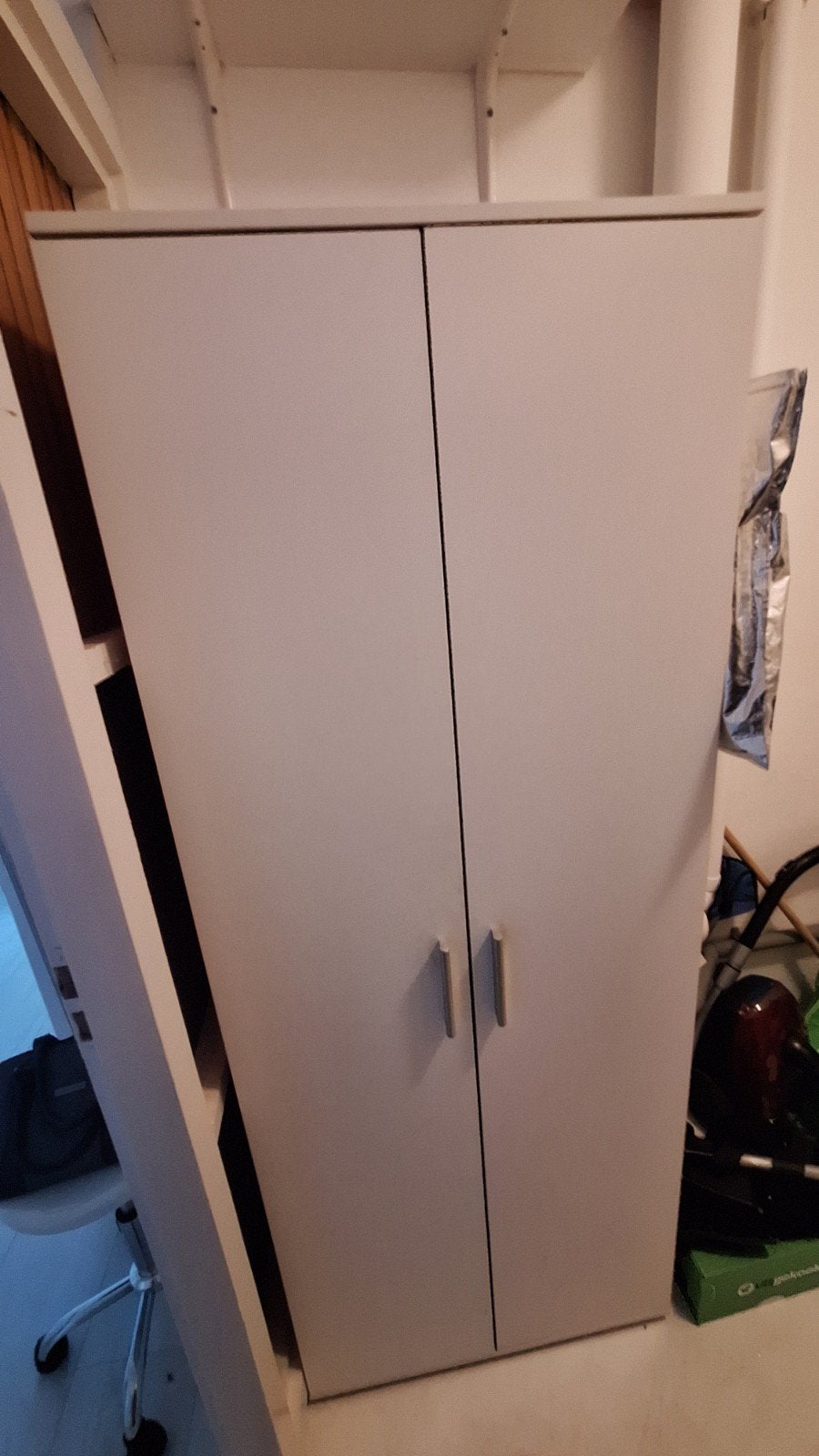 Gratis kast op te halen in Rotterdam Schiebroek, Gebruikt, Modern, 150 tot 200 cm, 25 tot 50 cm