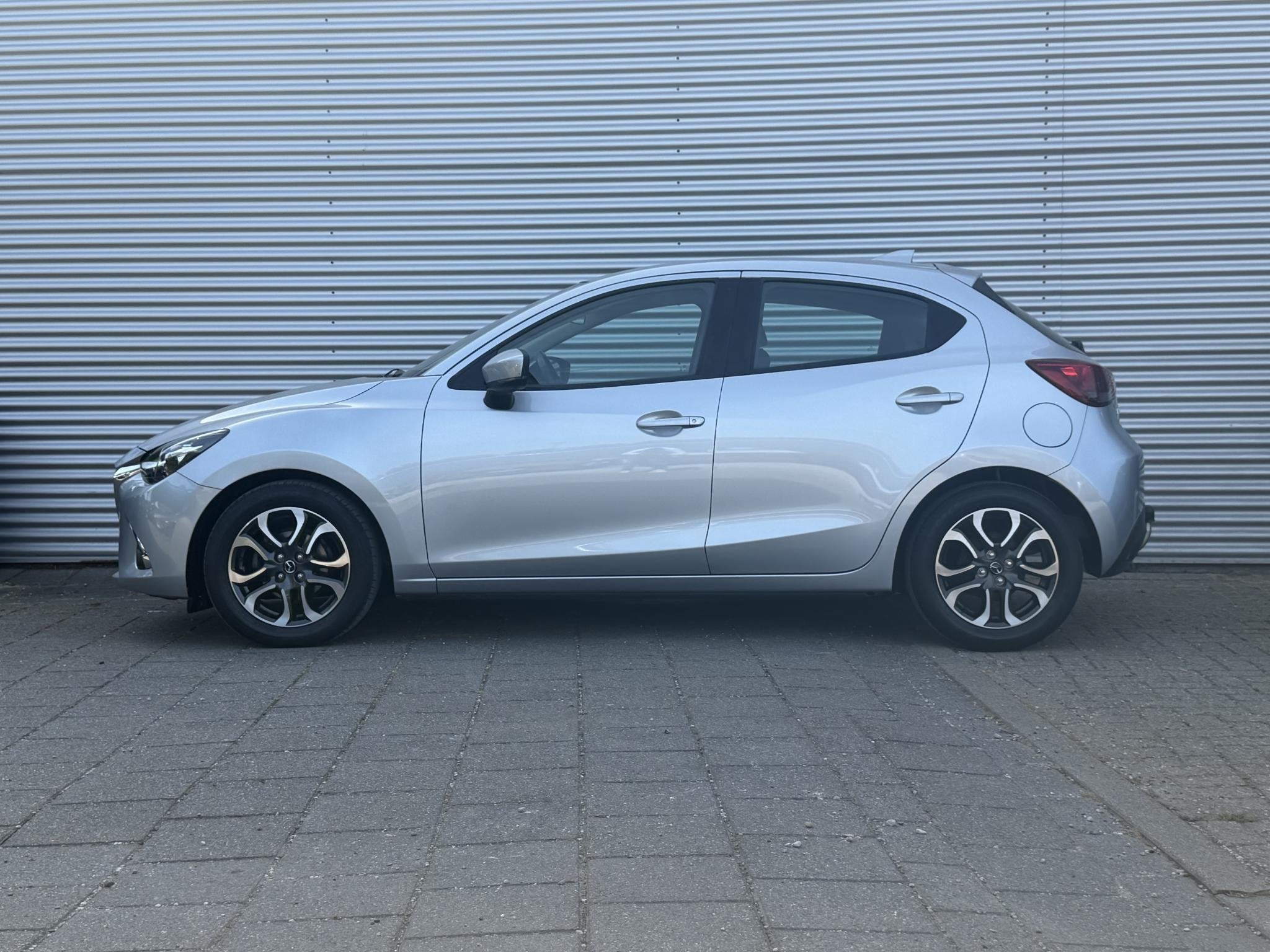 Mazda 2 1.5 Skyactiv-G Dynamic+ | Trekhaak | Navigatie | Par, Auto's, Stof, Gebruikt, 4 cilinders, Origineel Nederlands