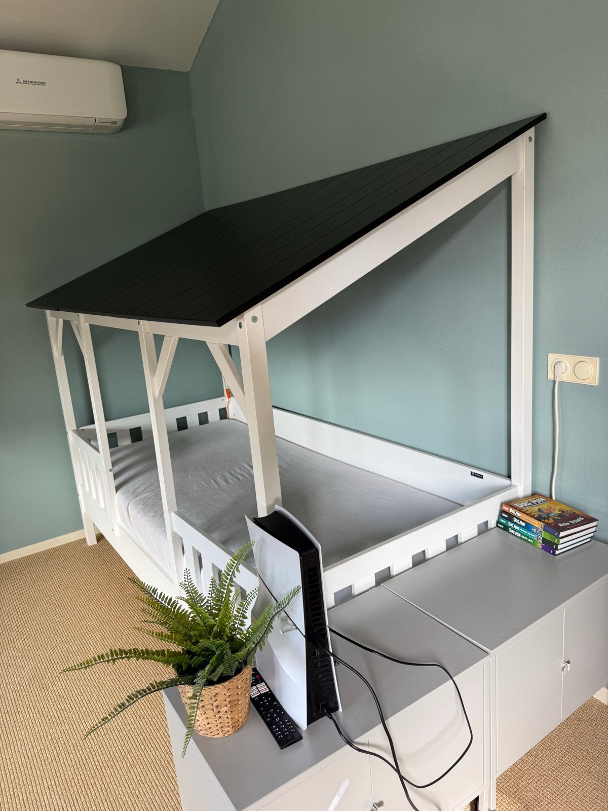 Kinderhuisbed Vipack Furniture met dak - Zo goed als nieuw, Ophalen, 85 tot 100 cm, Zo goed als nieuw, Lattenbodem