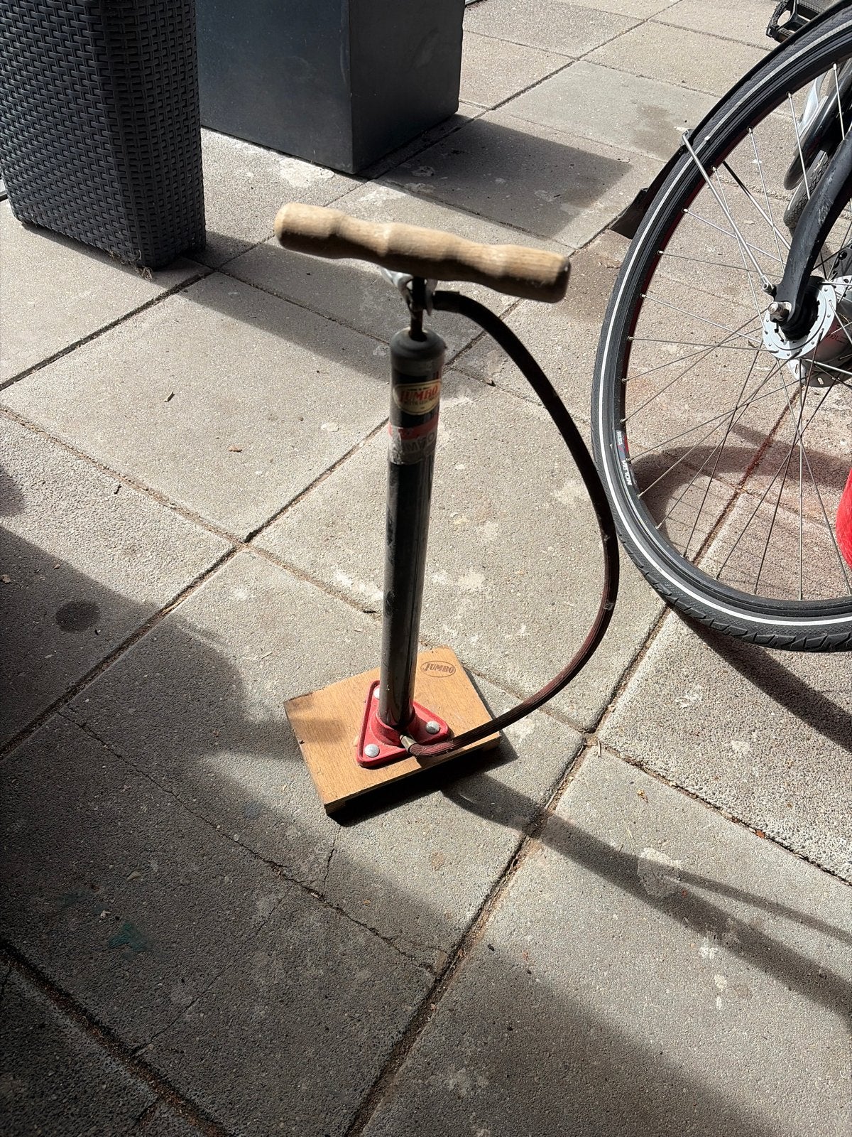 Vintage fietspomp met houten handvat, Ophalen, Gebruikt