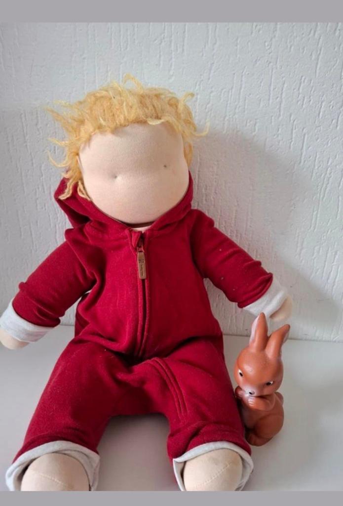 Waldorf pop met rood pakje, Ophalen of Verzenden, Gebruikt, Overige typen