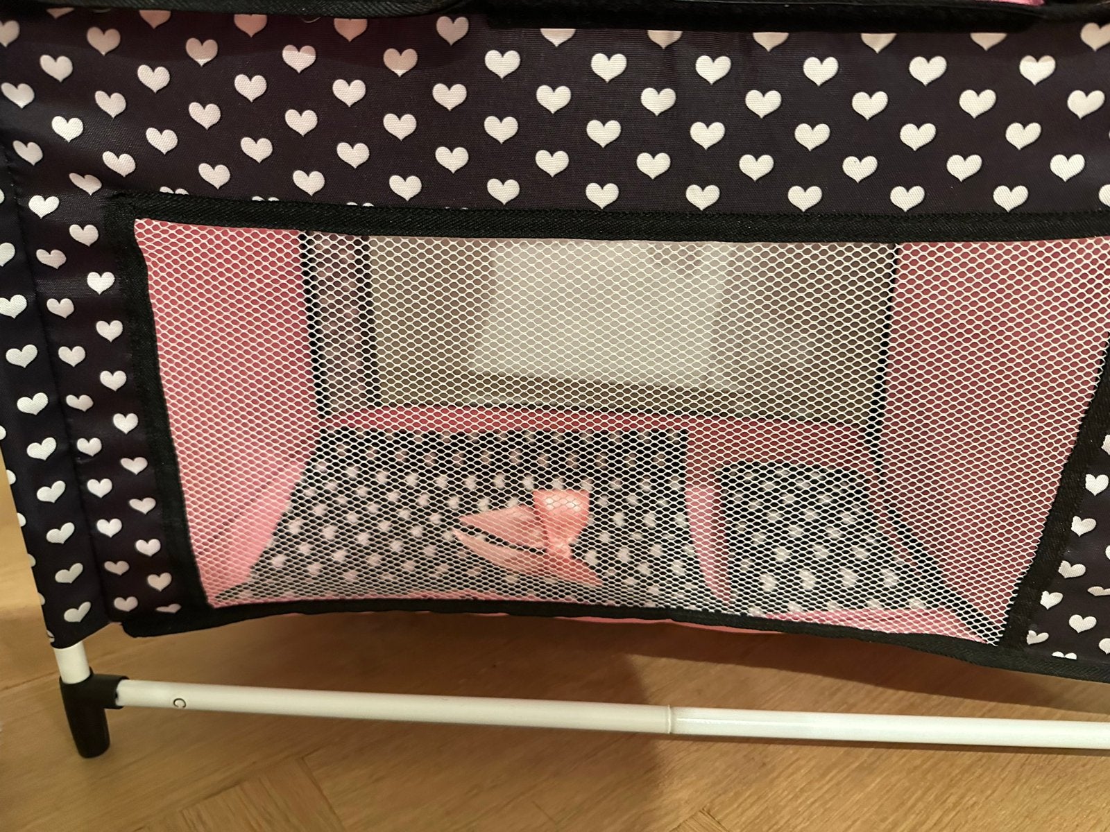 Poppenbedje met hartjespatroon en accessoires, Kinderen en Baby's, Speelgoed | Poppen, Ophalen, Zo goed als nieuw, Overige typen
