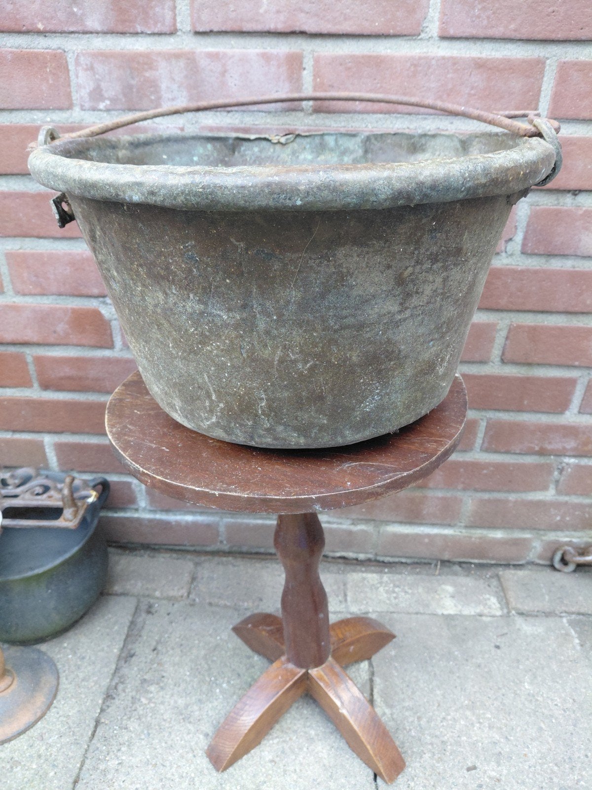 Oude koperen heksenketel ketel, Ophalen