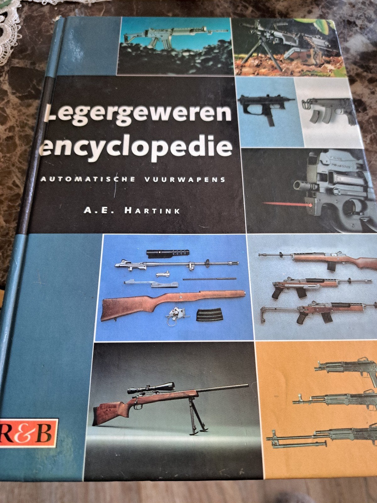 Legergeweren encyclopedie - Automatische vuurwapens, Gelezen, A.E. Hartink, Ophalen of Verzenden, Landmacht
