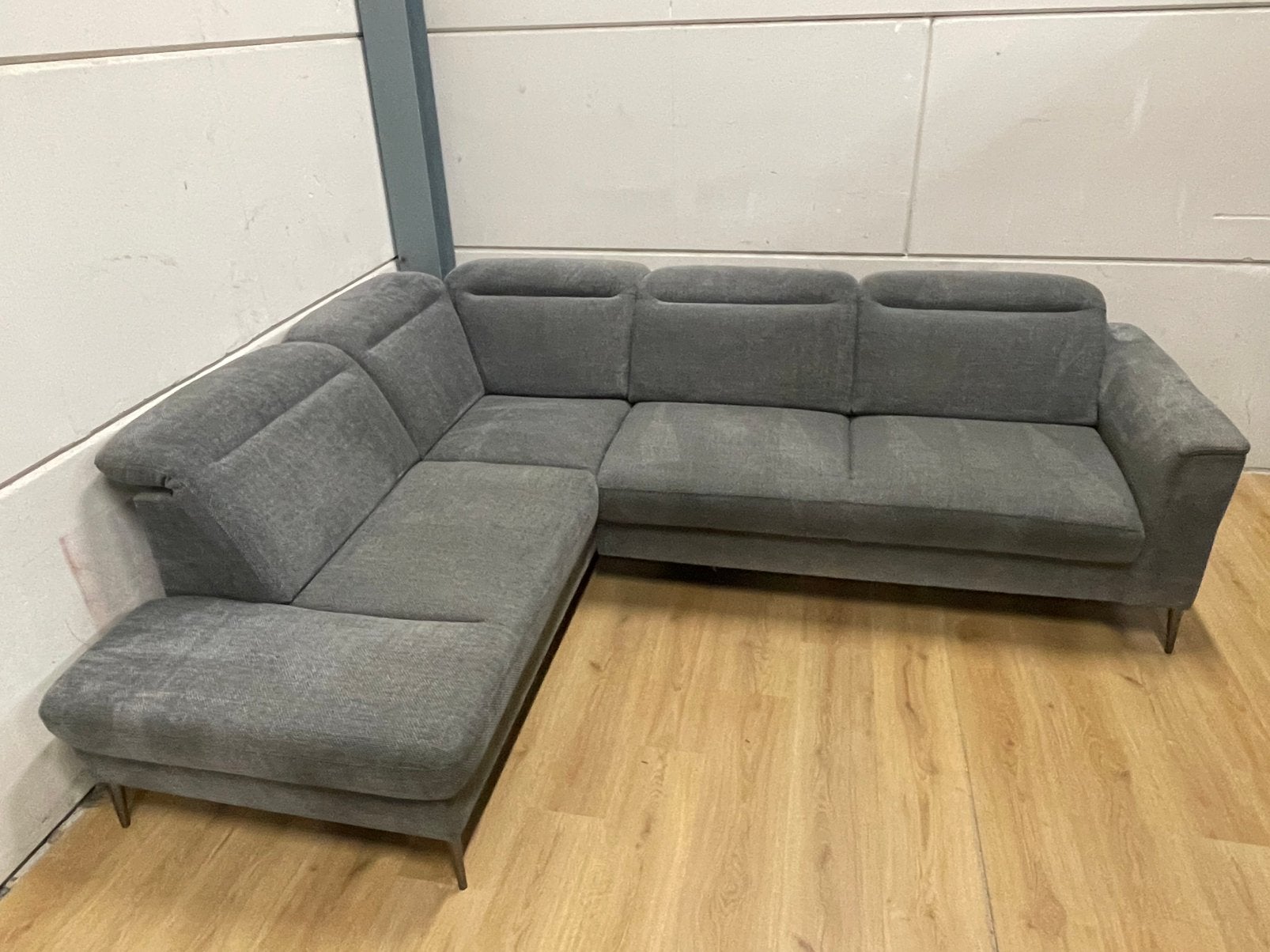 Mooie luxe grijze hoekbank met hoofdsteunen - GEREINIGD!!!