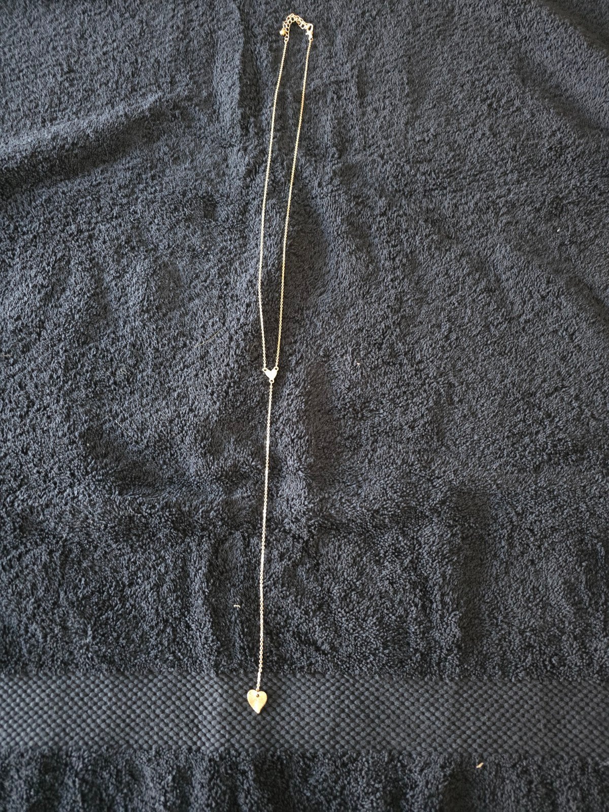 Te koop nieuwe lange goudkleurige halsketting met hartje, Ophalen of Verzenden, Nieuw, Goud, Overige materialen