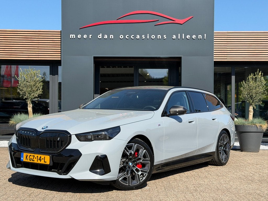 BMW I5 M Sport Pro PANO-360-TREKHAAK-H&K (bj 2025), Auto's, BMW, 12 maanden, Gebruikt, 2155 kg, Zilver of Grijs