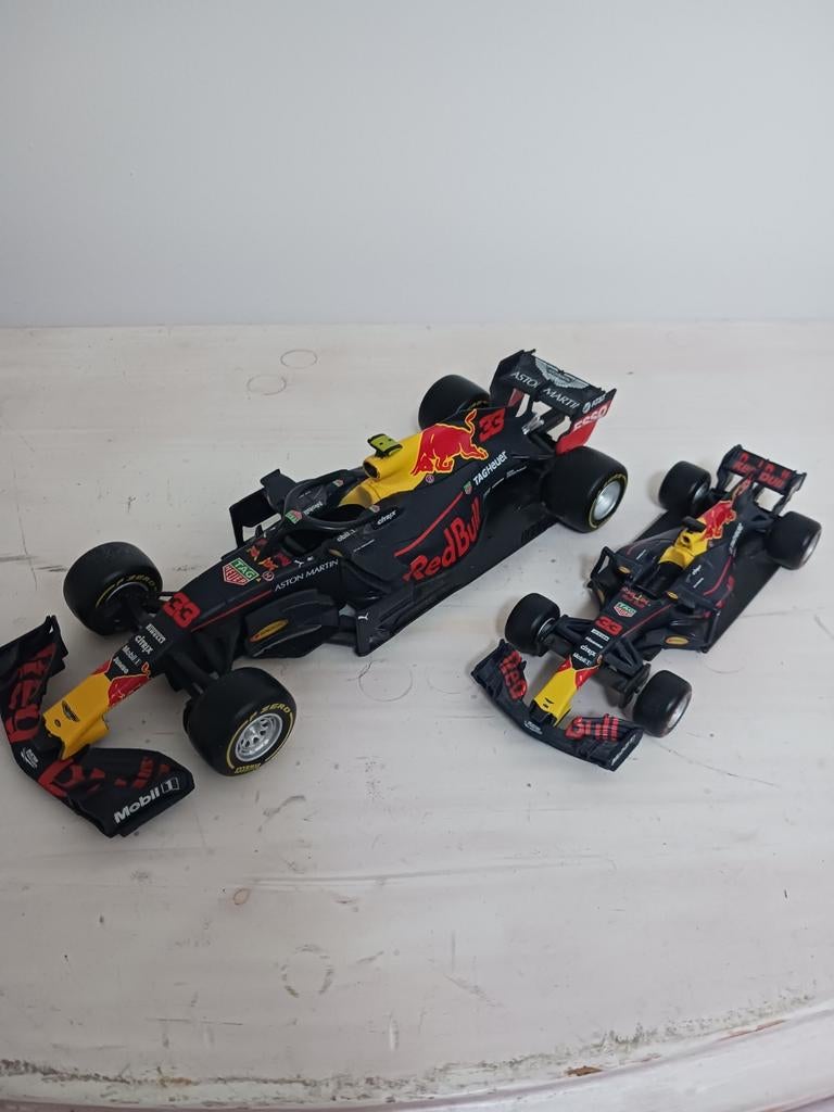 Set van 2 Red Bull Racing F1 modelauto's (Max Verstappen), Hobby en Vrije tijd, Modelbouw | Auto's en Voertuigen, Zo goed als nieuw