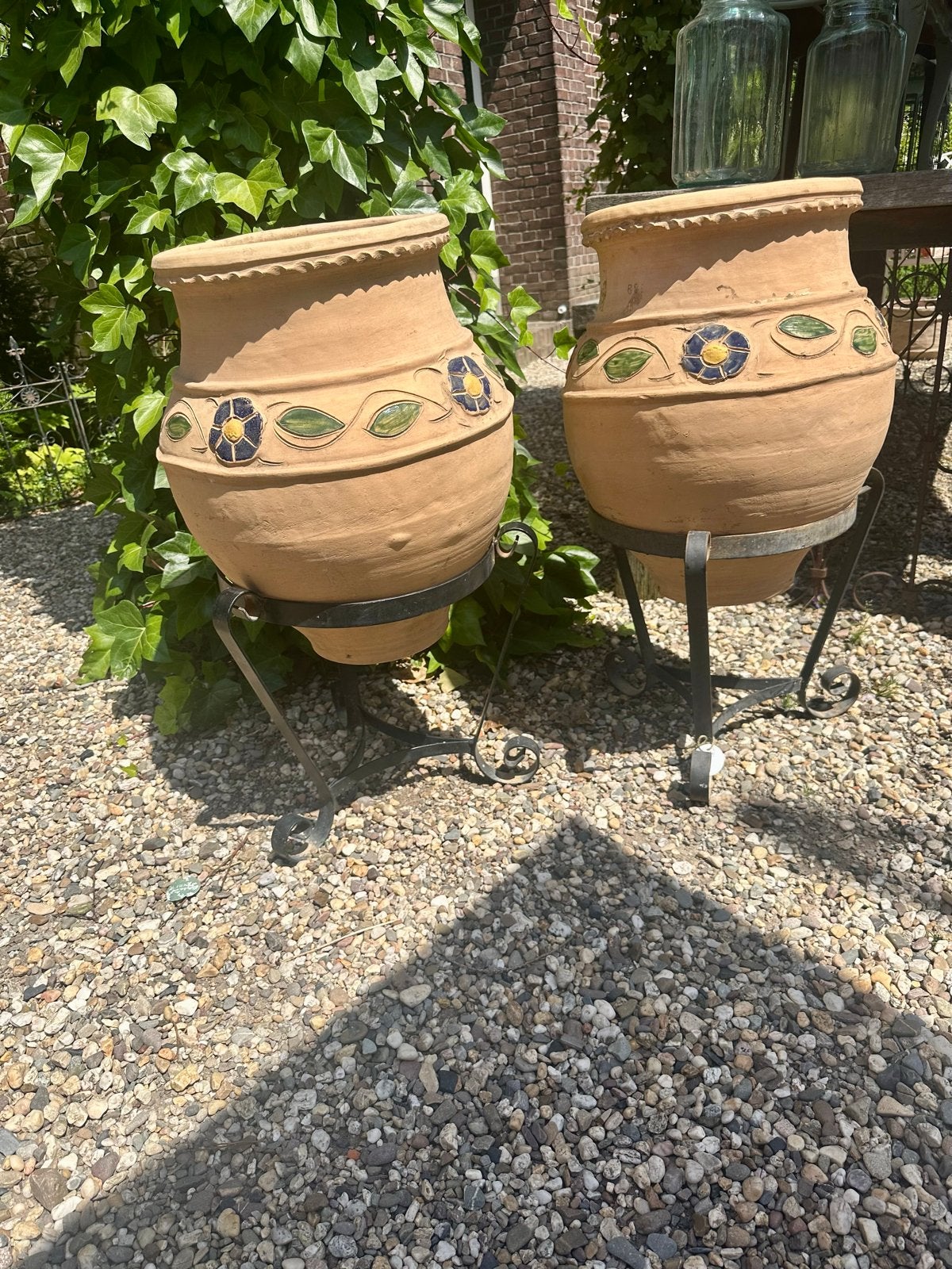 Terracotta bloempotten met smeedijzeren standaards, Ophalen, Gebruikt, -, Balkon