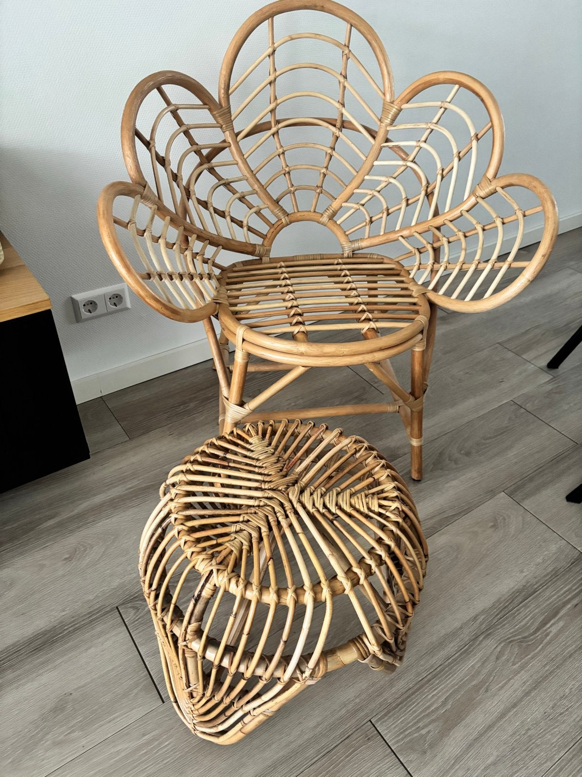 Rotan bloemstoel met voetenbankje - Bohemian stijl, Overige kleuren, Riet of Rotan, Ophalen of Verzenden, Zo goed als nieuw