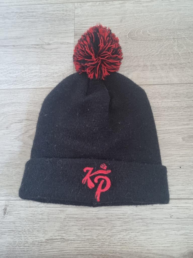 Zwarte muts met rode pompon en 'KP' logo, Gedragen, Knolpower, Muts, Ophalen