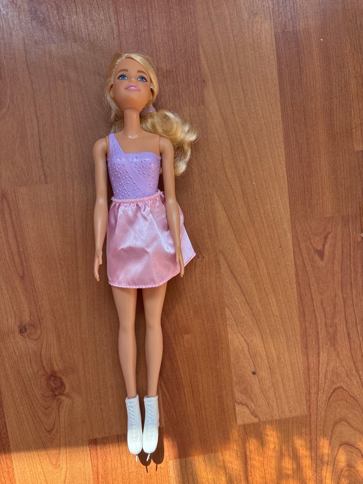 Barbie pop met schaatsen en paarse/roze outfit, Ophalen of Verzenden, Gebruikt, Barbie