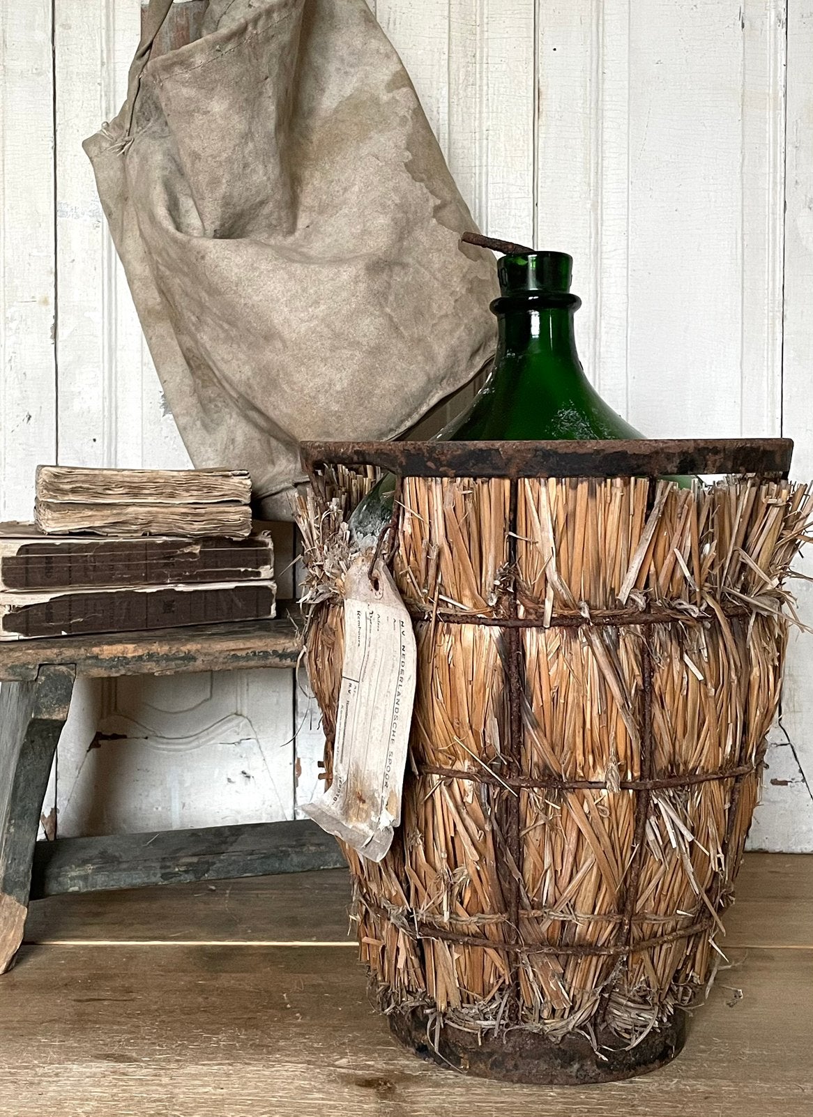 Brocante oude fles in ijzeren mand met etiket, Ophalen of Verzenden