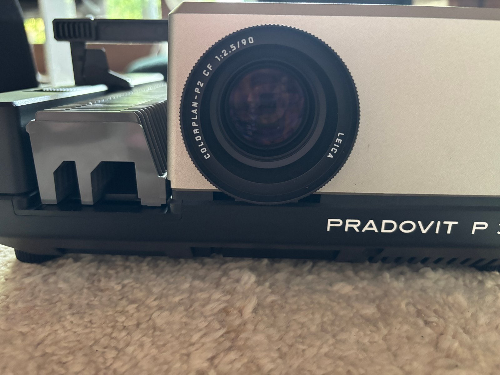 Leica Pradovit P 300 Diaprojector met scherm en tafel, Ophalen, Zo goed als nieuw, Met scherm